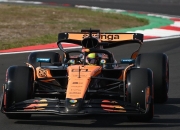 爱游戏体育官网-威廉姆斯险胜红牛车队，皮亚斯特里惊艳四座