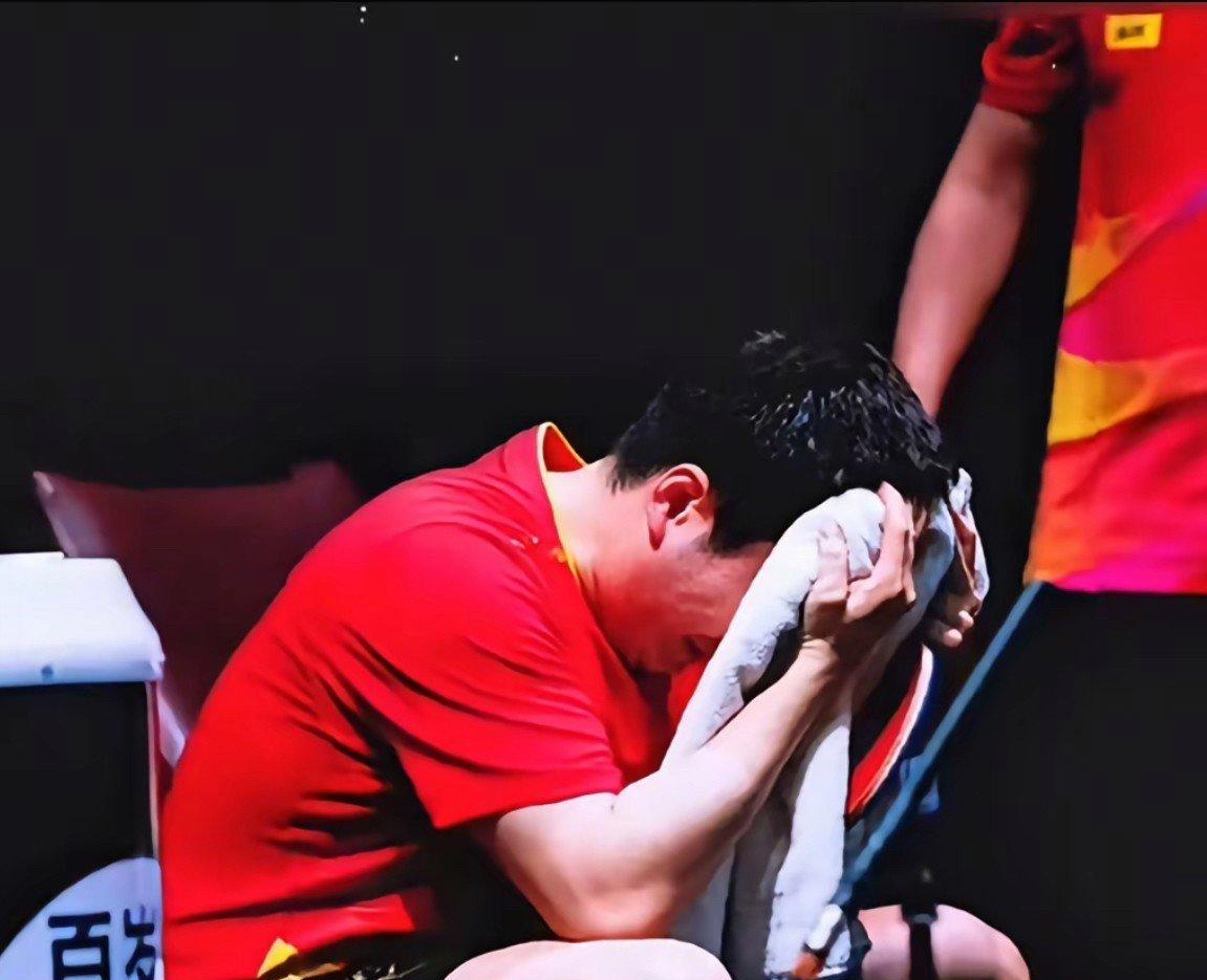 英格兰队鏖战奥地利队，梁靖崑点燃赛场