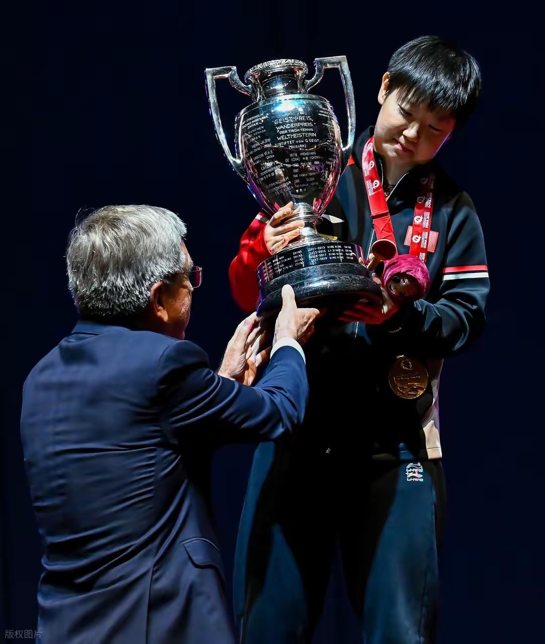 中国乒乓球队逆转波兰乒乓球队，马龙关键制胜