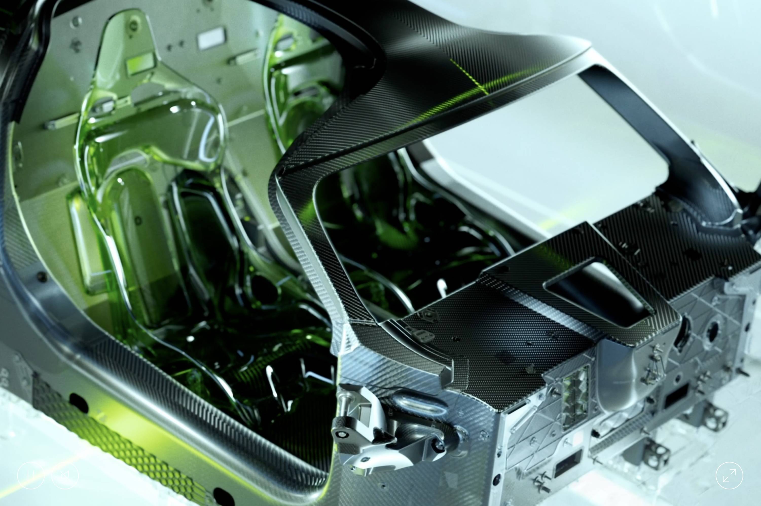 阿斯顿马丁逆转威廉姆斯，皮亚斯特里惊艳四座