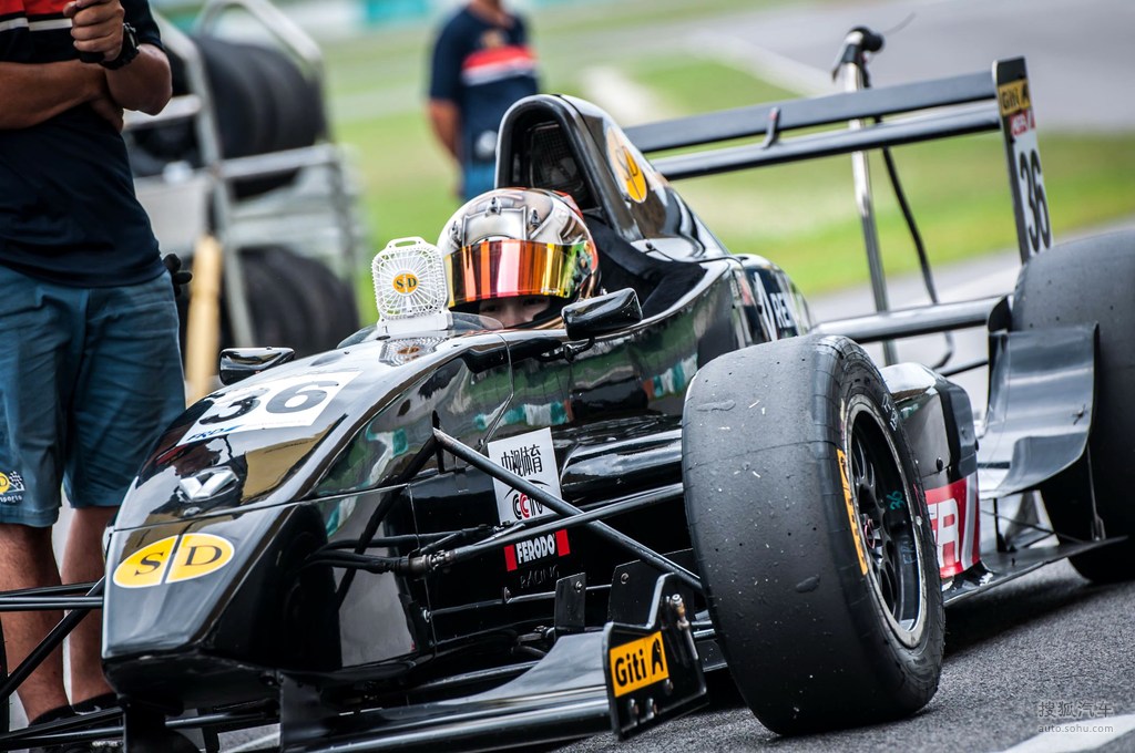 红牛二队鏖战雷诺车队，拉塞尔扛起全队