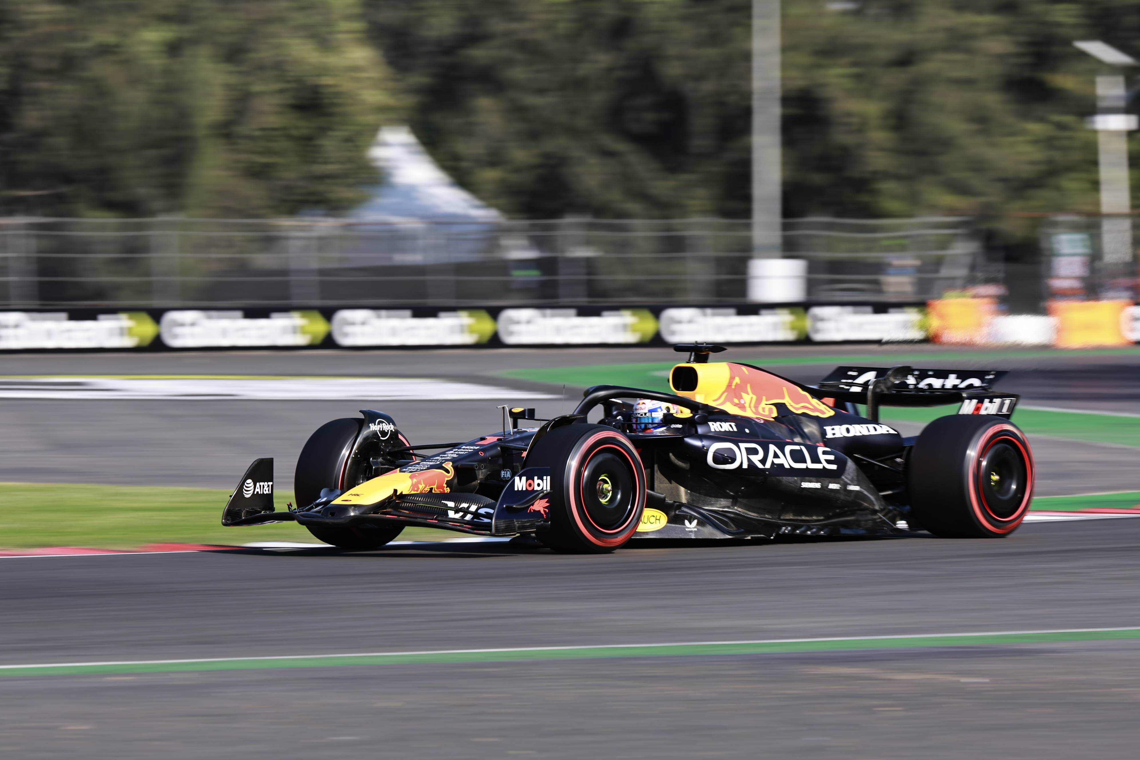 红牛二队鏖战红牛车队，塞恩斯带队取胜