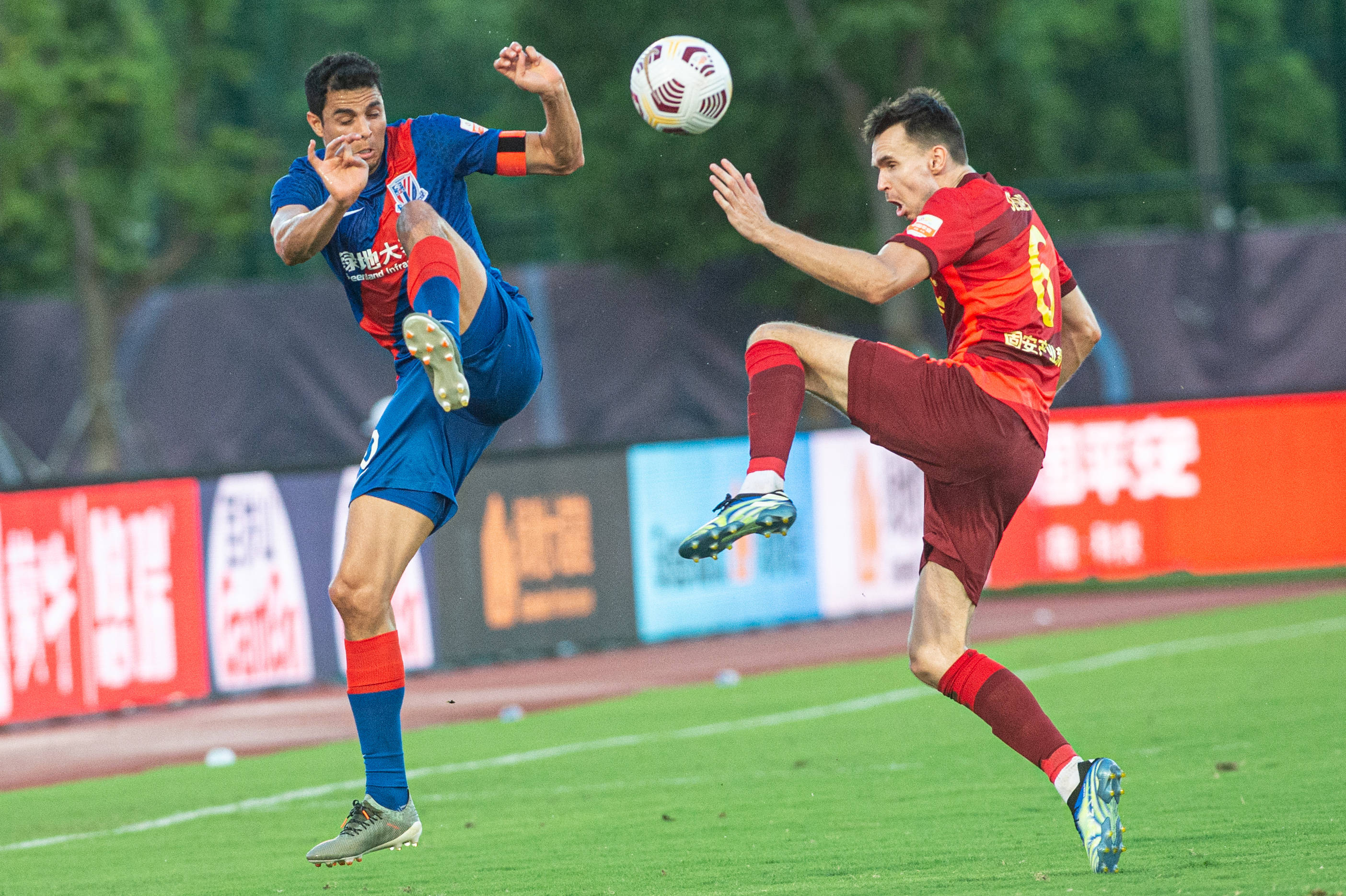 世界各国选手在激烈比拼中展现出色技艺