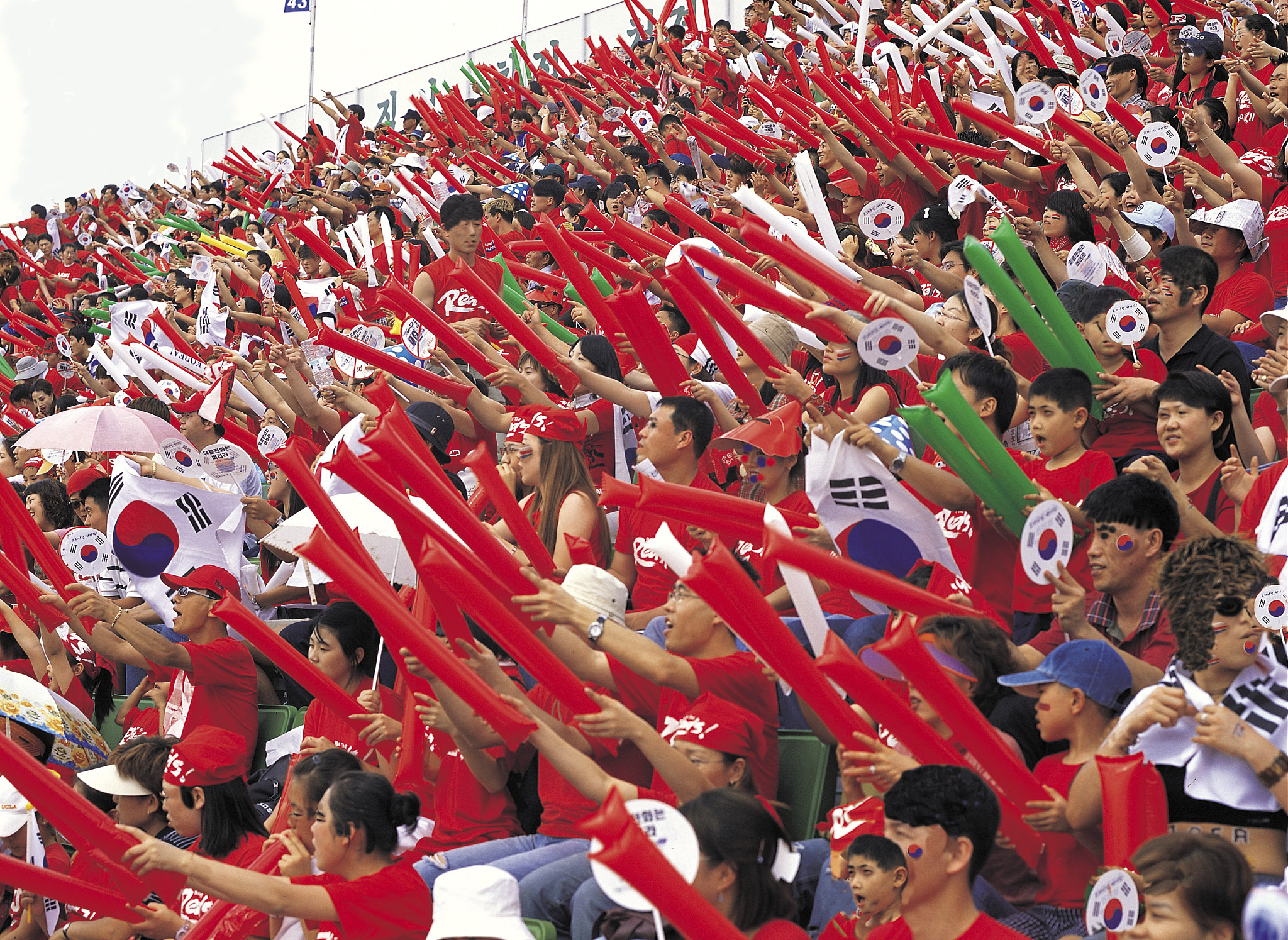 激情比赛引得球迷狂热呐喊声不绝 激情比赛引得球迷狂热呐喊声不绝