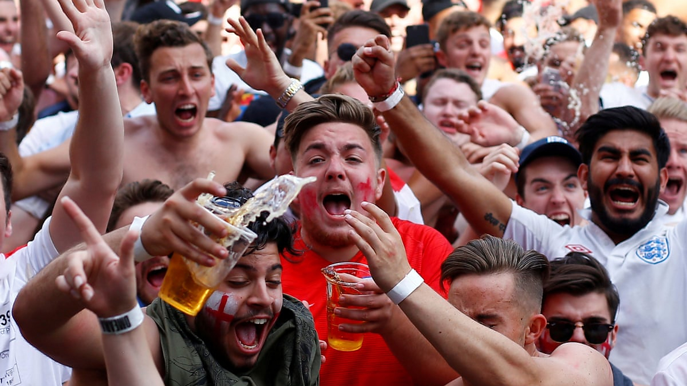 激情比赛引得球迷狂热呐喊声不绝 激情比赛引得球迷狂热呐喊声不绝