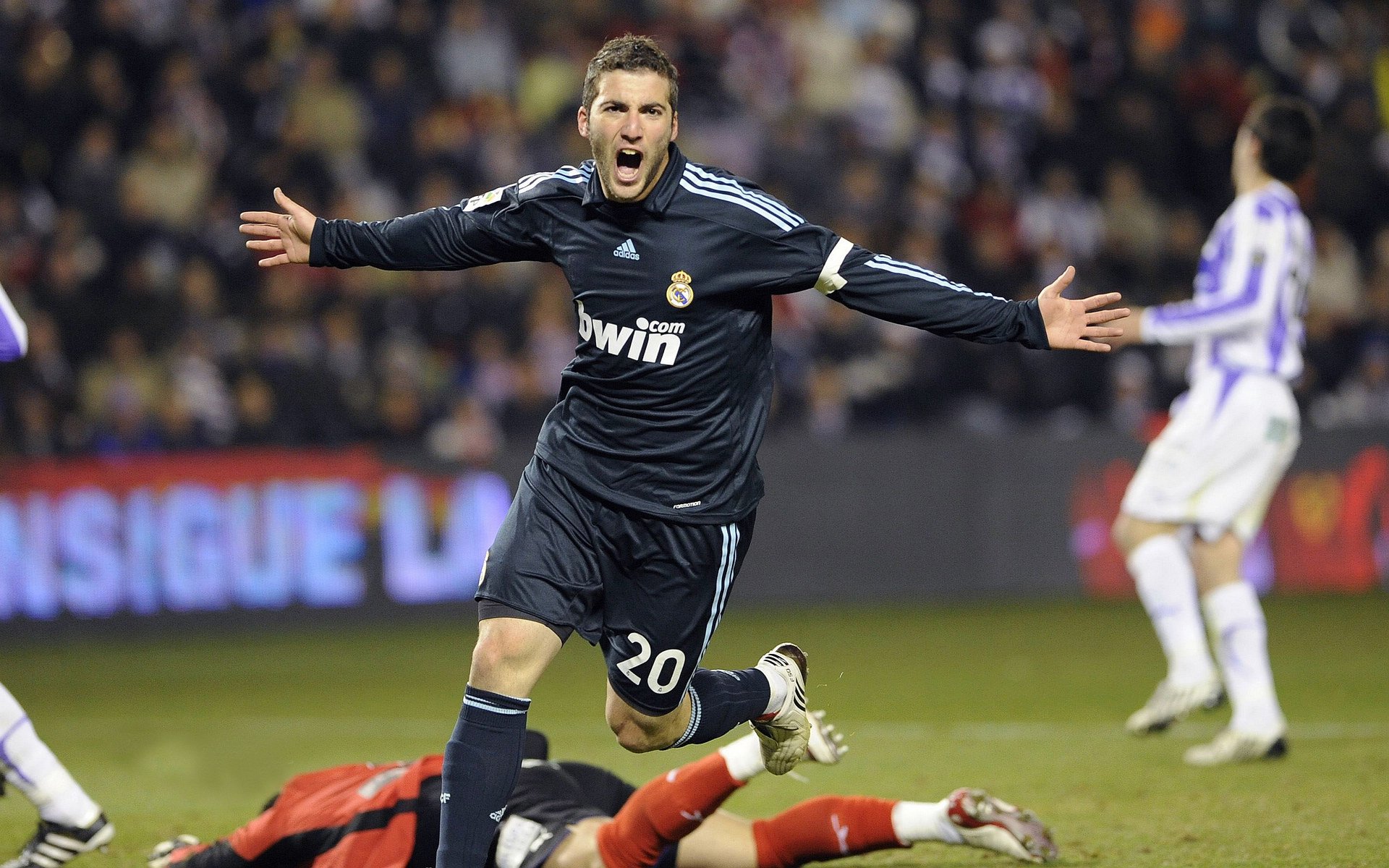 哈利伯顿掌控比赛节奏,雄鹿全面压制独行侠狂胜收场